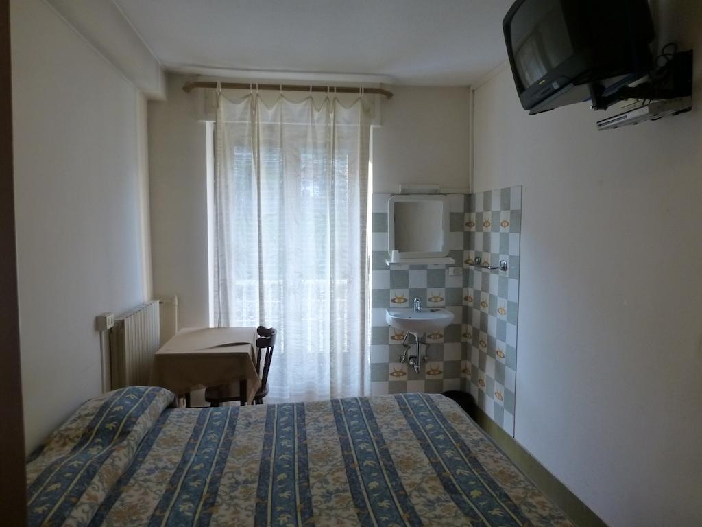Hotel Beau Sejour Giampietro Andrea Sarre Zimmer foto